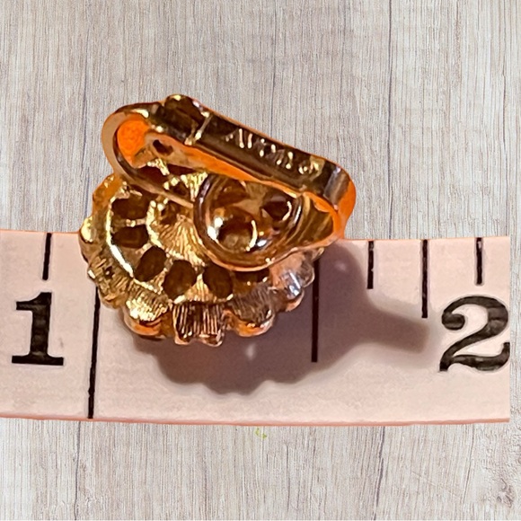 VTG Avon Peridot Green Rhinestone Brushed Gold Tone Flower Clip On Earrings EUC - Picture 8 of 8